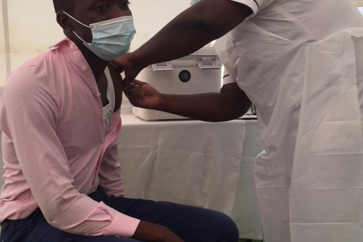 The sitting arrangement of the vaccinee and the vaccinator. These two should not directly face each other. Ideal should be 90 degrees arrangement.