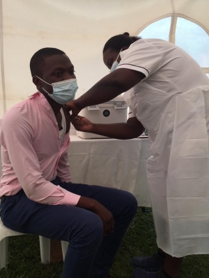 The sitting arrangement of the vaccinee and the vaccinator. These two should not directly face each other. Ideal should be 90 degrees arrangement.